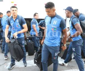 Choco Lozano y Ricardo Canales al frente del grupo de la Selección Nacional de Honduras previo a tomar el vuelo. (Fotos: Delmer Martínez / Grupo Opsa)
