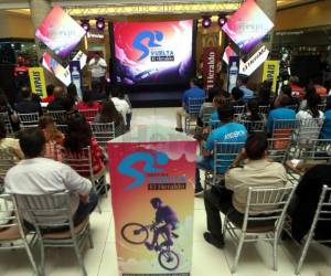 Momento en el que fue lanzado la VII Vuelta Ciclística de El Heraldo. Foto: Johny Magallanes / El Heraldo.