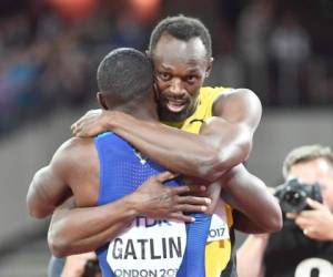 Usain Bolt abraza al estadounidense Justin Gatlin tras la carrera de 100 metros en el Mundial de Atletismo que se realizó en Londres (Foto: Agencia AFP)