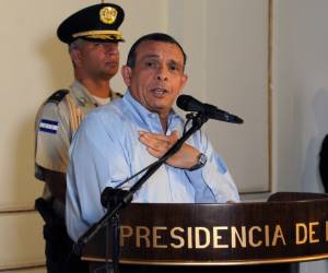 Honduran President Porfirio Lobo speaks to the press about a new media bill, at the presidential palace in Tegucigalpa, on March 11, 2013. Lobo announced that if the proposed Telecommunications Law intended to democratize media in the country is not approved by the National Congress, he will promote a referendum for election day next November. AFP PHOTO/Orlando SIERRA