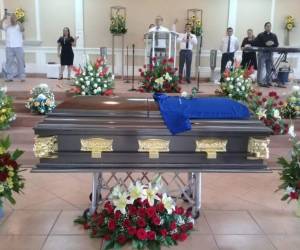 Sobre su féretro estaba la camisa de su equipo favorito.