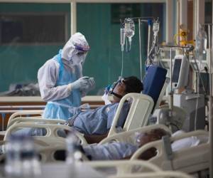 Los pulmones son, de hecho, la zona cero, y muchos pacientes tienen dificultades para respirar. Las autopsias revelan que a veces los pulmones de los contagiados pesan más que lo normal. Foto: AFP