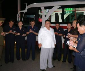 Kim Jong-Un siempre está rodeado de personas que toman notas en libretas. Aquí un recuento de los curiosos momentos. Fotos AFP