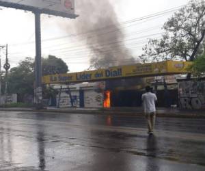 Esta es una imagen del incendio de la Radio Ya de Nicaragua tomada por uno de los estudiantes. Foto Cortesía