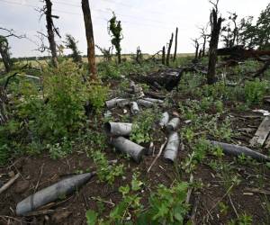 La AFP tuvo acceso a las instalaciones de una empresa privada, Nika-Tera, situada en el puerto, propiedad del multimillonario ucraniano Dmitro Firtach, bombardeada el 4 de junio entre las 16h00 y las 16h30, según la administración militar.