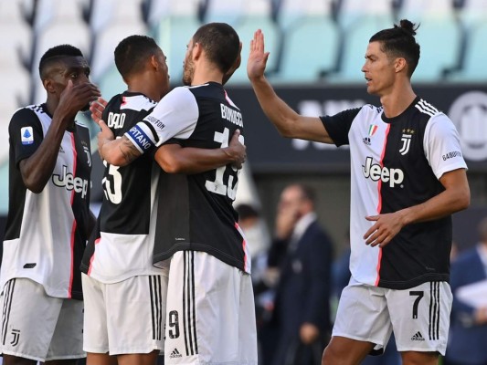 El mediocampista francés de la Juventus Blaise Matuidi, el defensor brasileño de la Juventus Danilo, el defensor italiano de la Juventus Leonardo Bonucci y el delantero portugués de la Juventus Cristiano Ronaldo celebran al final del partido de fútbol de la Serie A italiana Juventus vs Torino. Foto: Agencia AFP.