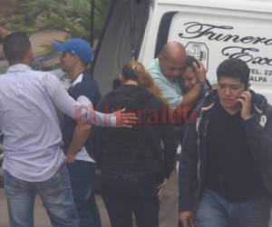 Familiares lloraron desconsoladamente enfrente de la morgue del Ministerio Público. Fotos Estalin Irías| EL HERALDO