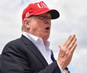 Donald Trump advirtió al gobierno mexicano sobre las consecuencias de permitir el paso de las caravanas migrantes. Foto AFP