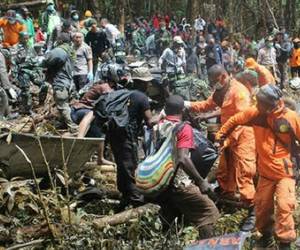 Los cuerpos de 54 personas que murieron en el accidente aéreo han sido evacuados de la jungla y trasladados a un hospital de Oksibil.