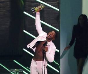 Lil Nas X recibe el premio al video del aÃ±o por 'Montero (Call Me By Your Name)' en la ceremonia de los Premios MTV a los Videos Musicales, el domingo 12 de septiembre de 2021 en el Barclays Center en Nueva York. (Foto por Charles Sykes/Invision/AP)