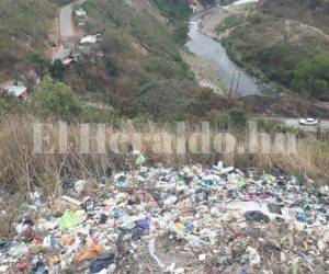 En un botadero de basura que se encuentra cerca de la cuesta El Chile fue hallado el cuerpo de Gabriel Varela. Foto: Estalin Irías