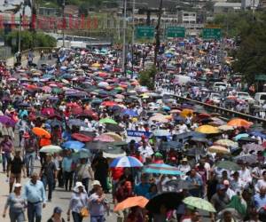 En el quinto día de masivas protestas, los médicos y maestros salieron frente al Seguro Social del Barrio Abajo. Los manifestantes salieron a las calles pese a que el gobierno derogó los PCM que, según los manifestantes, abrían la puerta de la privatización y los despidos masivos. Foto: David Romero/EL HERALDO