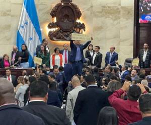 En las dos últimas sesiones legislativas se evidenció la ingobernabilidad que impera en el poder Legislativo, pues a base de silbatos y pitoretas, la labor en el Hemiciclo se ha visto interrumpida.