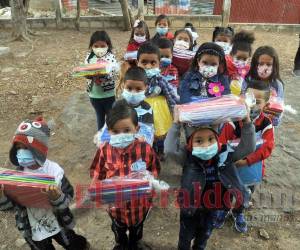 La comitiva de estudiantes acudió a la entrega de útiles escolares bien abrigados, con su mascarilla y manteniendo el distanciamiento. En sus miradas reflejaban la alegría de recibir sus cuadernos.