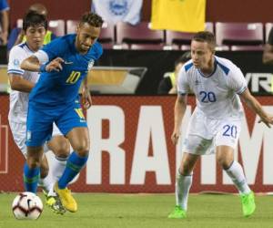 Brazil's Neymar (C) vies for the ball against El Salvador's Fabrico Alfaro (R) during an international friendly at FedEx Field in Landover, MD, on September 11, 2018. (Photo by JIM WATSON / AFP)