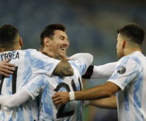 Alejandro Gómez (centro izquierda) festeja con sus compañeros argentinos Lionel Messi (centro derecha), Marcos Acuña (derecha) y Ángel Correa tras anotar el primer gol ante Bolivia en el partido por la Copa América. Foto:AP