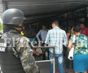Pese a la presencia militar en el Registro Nacional de las Personas (RNP) la atención a la ciudadanía se desarrolla de forma normal. Fotos, Mario Urrutia.