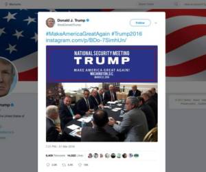 En esta foto de la cuenta de Twitter del presidente Donald Trump, George Papadopoulos, tercero desde la izquierda, se sienta en una mesa con el entonces candidato Trump y otros en lo que se etiqueta en una reunión de seguridad nacional en Washington que se publicó el 31 de marzo de 2016. Foto AP.