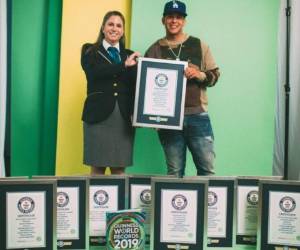 Daddy Yankee posa junto a sus récords guinness. Foto Instagram @daddyyankee
