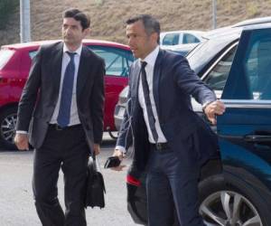 Footballing super-agent Jorge Mendes (R) arrives at the Court in Pozuelo de Alarcon on June 27, 2017 to be questioned by Spanish judge as part of a probe into Colombian striker Radamel Falcao's alleged tax evasion. / AFP PHOTO / CURTO DE LA TORRE