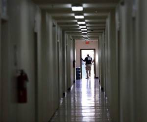 En esta imagen del 9 de julio de 2019, personal camina por un dormitorio de un centro de detención para niños migrantes en Carrizo Springs, Texas. Foto AP