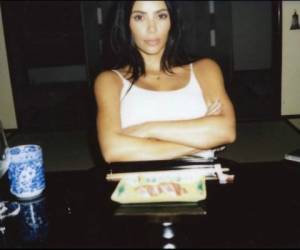 Kim Kardashian no se ha vuelto a pronunciar luego que asegurara que lo que sale en la imagen es azúcar. Foto: Instagram