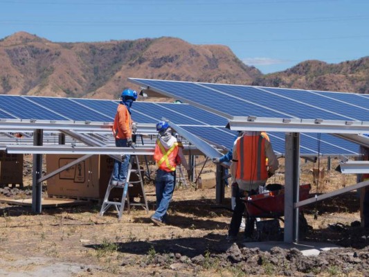 Se estima que la inversión, tanto de empresarios nacionales como extranjeros, en la construcción de las 15 plantas solares que opera en Choluteca y Valle roza los 1,200 millones de dólares.