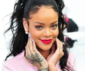 Cuando Rihanna presentó su disco Rated R en el 2009, empezaron los comentarios sobre su actitud y ciertos comportamientos. En una entrevista le preguntaron por qué se tapaba el ojo en la portada y ella admitió entre burlas que era una esclava de Satanás. /Foto Pinterest/