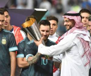 Messi recibió el trofeo luego de vencer a Brasil en Arabia Saudita. Foto: AFP.
