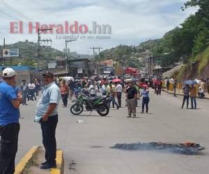 La carretera a Danlí permaneció obstaculizada por varias horas. Foto: Alex Pérez/ ELHERALDO