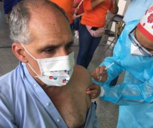 El alcalde capitalino Nasry 'Tito' Asfura llegó a la UNAH para recibir la vacuna contra el coronavirus.