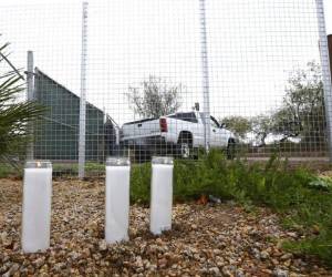 Un altar improvisado fue instalado cerca de una casa donde una mujer de Phoenix fue arrestada bajo sospecha de matar a sus tres hijos después de que fueron encontrados muertos. Foto: AP.