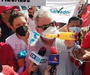 Roberto Contreras, conocido por su restaurante de pollo frito, llevó un particular muñeco asegurando que 'los nacionalistas le temen a este pollo'. Foto: David Romero/ EL HERALDO