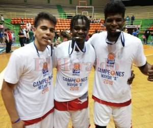 Ernesto Rápalo, Denesson Lucas y Cristian Williams celebran con la medalla de campeones al ganar la Liga Mayor Nathanael López con Banco Atlántida.