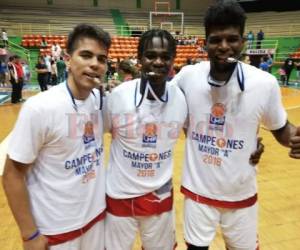 Ernesto Rápalo, Denesson Lucas y Cristian Williams celebran con la medalla de campeones al ganar la Liga Mayor Nathanael López con Banco Atlántida.