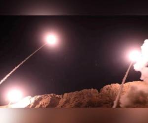 Irán lanza ataques hacia bases de Estados Unidos.