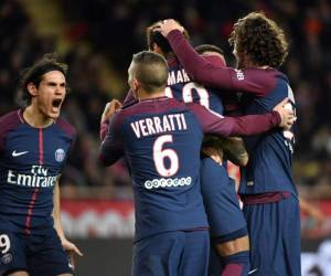 Cavani y compañia se juntan para celebrar el gol de Neymar que les dio el partido.