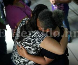Familiares se funden en un fuerte y doloroso abrazo. Foto Alex Pérez/EL HERALDO