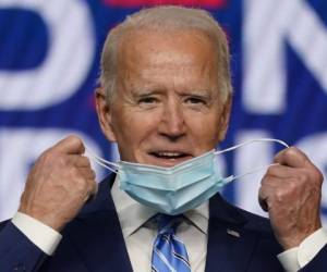 El candidato presidencial demócrata Joe Biden se quita la mascarilla al hablar en Wilmington, Delaware, 4 de noviembre de 2020. (AP Foto/Carolyn Kaster).
