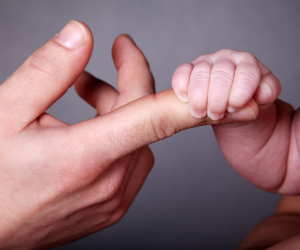 Los supuestos padres pueden acudir a este espacio para conocer si son los verdaderos progenitores del niño que cuidan. Al igual, las mujeres pueden asistir al laboratorio para enterarse de quién es el menor.