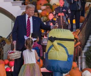 Donal Trump fue criticado por colocar un chocolate en la cabeza de un niño disfrazado de Minion. Foto: AP