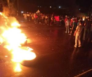 En la salida a Olancho, por la colonia Cerro Grande y en La Laguna se reportó otra manifestación de unas 200 personas. (Foto: El Heraldo Honduras/ Noticias Honduras hoy)