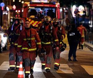 Ambulancias y patrulleros desplegados en la zona. Foto AFP