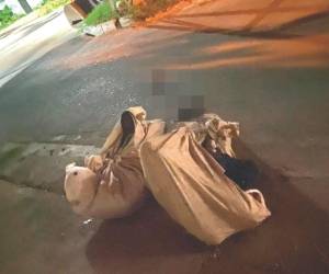 Los cuerpos envueltos en sábanas de los dos jóvenes fueron encontrados en la calle principal de la colonia Torocagua.