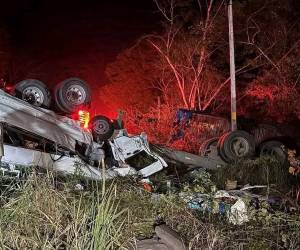 En la escena del accidente una multitud de personas estuvo expuesta al químico que transportaba la rastra accidentada.