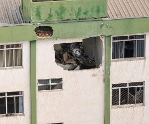 El edificio está siendo evacuado de manera preventiva mientras se evalúa si la estructura de la construcción quedó comprometida a causa del accidente.