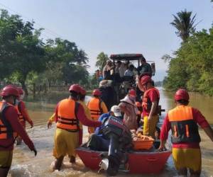 El Cuerpo de Bomberos de Honduras realiza el rescate de cadáveres luego de que las aguas bajaran en el valle de sula.