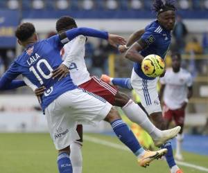 El delantero francés de Lyon Moussa Dembele (C) lucha por el balón con el defensor francés de Estrasburgo Kenny Lala durante el partido de fútbol francés L1 entre Estrasburgo (RCSA) y Lyon (OL) el 18 de octubre de 2020 en el estadio Meinau en Estrasburgo, este de Francia. Foto: AFP