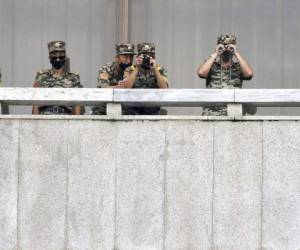 Soldados norocoreanos observan hacia Corea del Sur desde la frontera entre ambos paÃ­ses, el 16 de septiembre de 2020. (Park Tae-hyun/Korea Pool via AP, File)