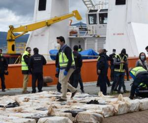 La policía española revisa los paquetes de cocaína en el puerto de Vigo, el 28 de abril de 2020 después de incautar el buque MV Karar. Foto AFP